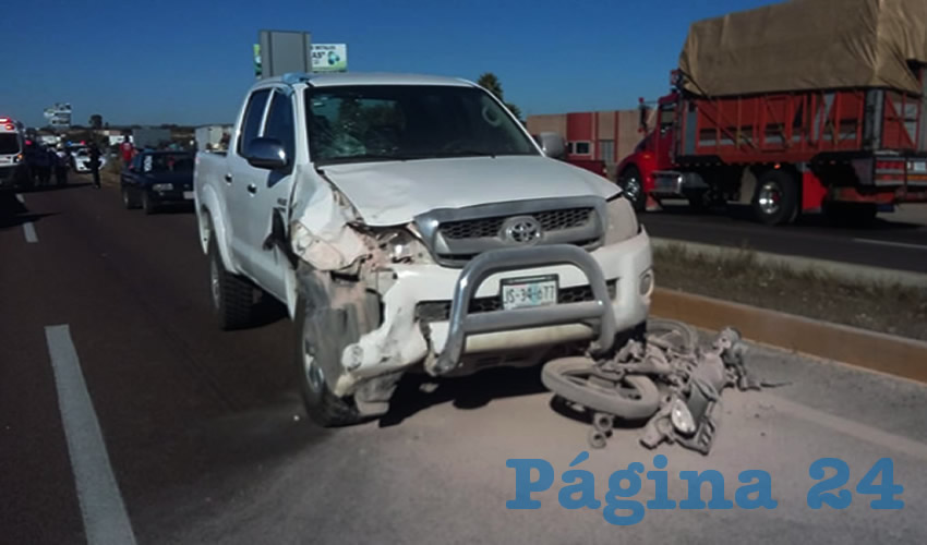 La camioneta Toyota Hilux colisionó contra la jaca de acero y la arrastró por varios metros