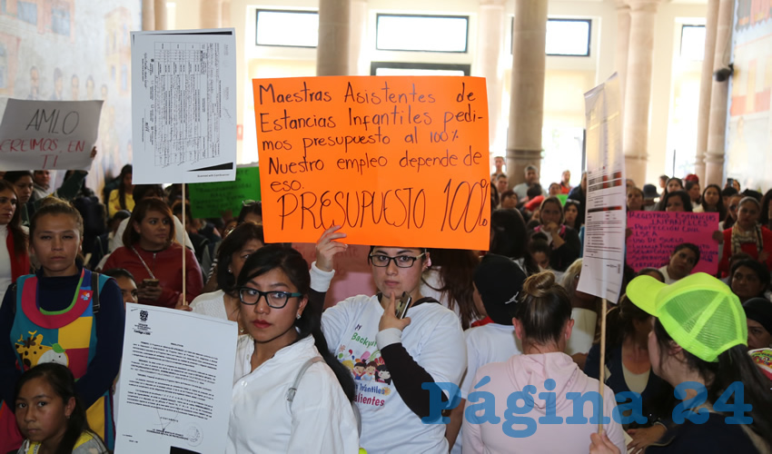 Con pancartas y gritando varias consignas como: &ldquo;queremos presupuesto completo para estancias infantiles&rdquo;, las mujeres marcharon desde la esquina de General Barrag&aacute;n y Avenida Madero