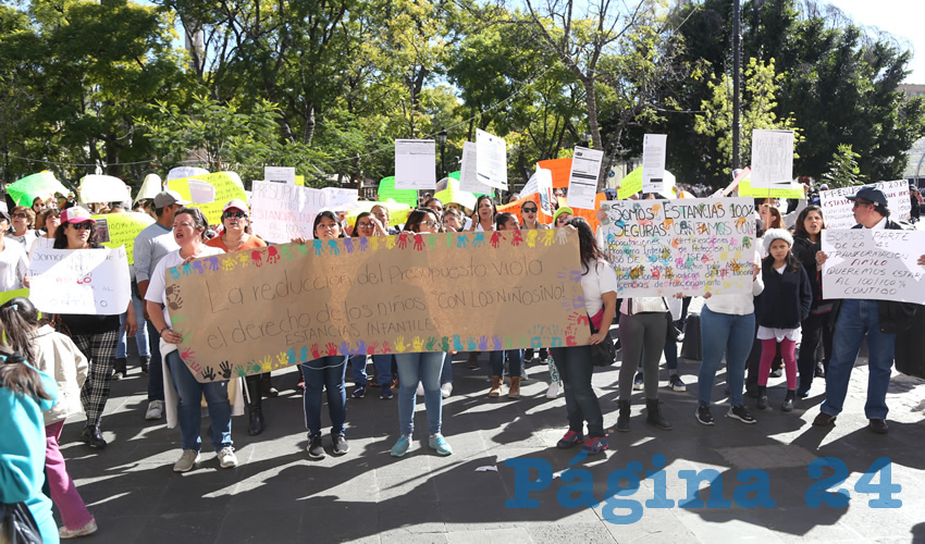 Decenas de profesoras de estancias infantiles de todo el estado marcharon ayer por el centro de la ciudad para congregarse en Plaza de Armas y en el Congreso del Estado