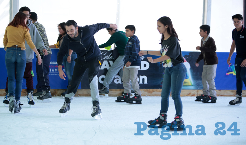 Todo un éxito ha resultado la pista de hielo que el Municipio de Aguascalientes instaló en la Plaza de la Patria