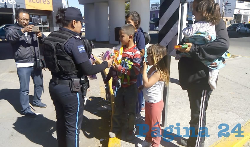 Elementos de la Secretaría de Seguridad Pública Municipal de Aguascalientes recorrieron diversas colonias y comunidades del municipio para llevar juguetes y otros obsequios a niños de escasos recursos