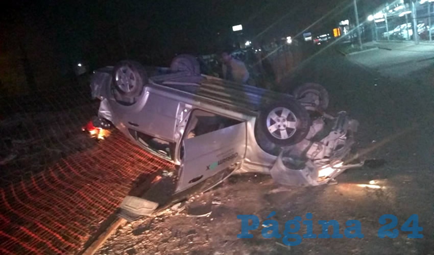 El auto destroz&oacute; un poste de madera y se volc&oacute; sobre su toldo