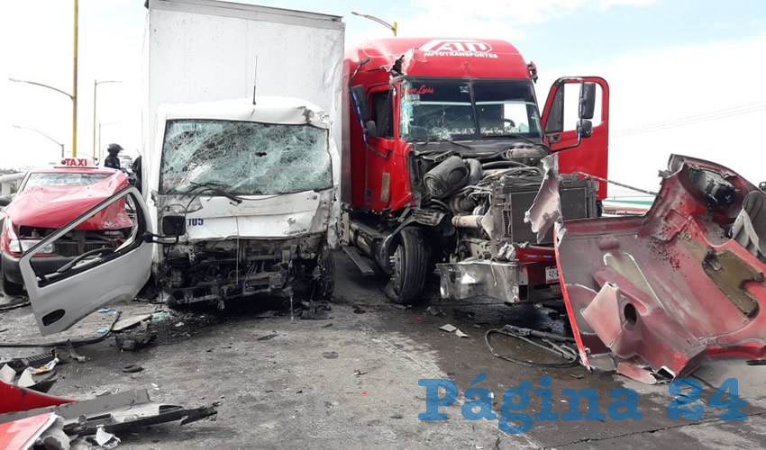 Un tractocamión invadió los carriles contrarios en donde chocó contra un camión y éste se estampó contra un taxi