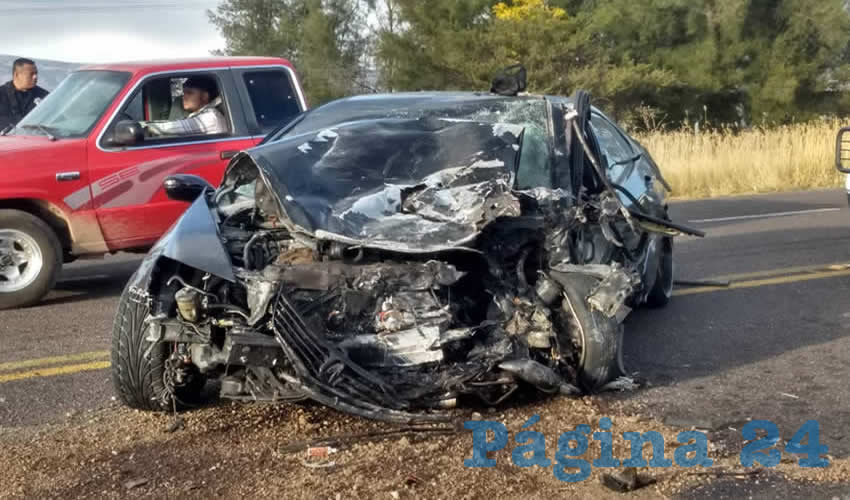 El automóvil Nissan Acura que conducía el pistolero José Guillermo Reyna Delgado, quien murió al instante