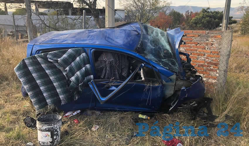 Cinco familiares tripulaban el vehículo Chevrolet Spark, que terminó estampado contra una barda y una malla ciclónica