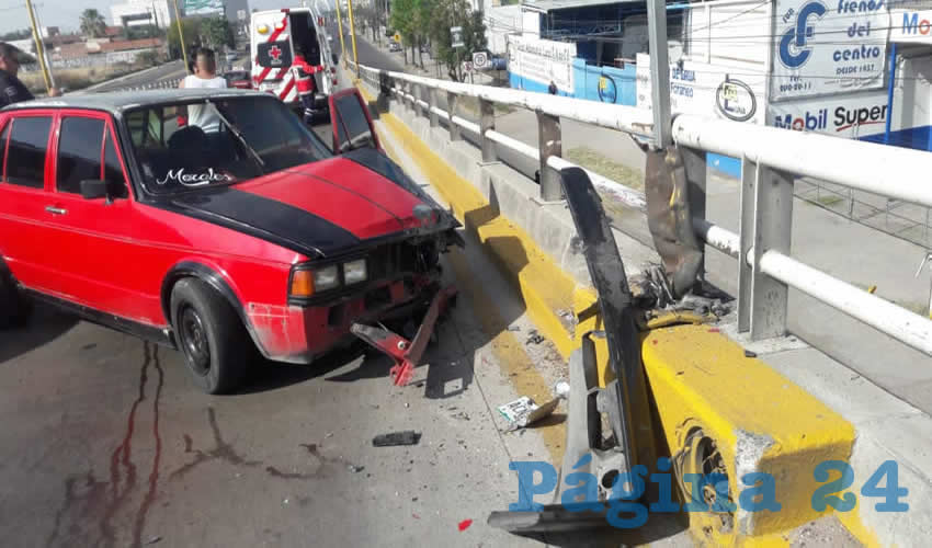El auto de Julio César Morales Barba invadió los carriles contrarios y se estampó contra el muro y el barandal del puente