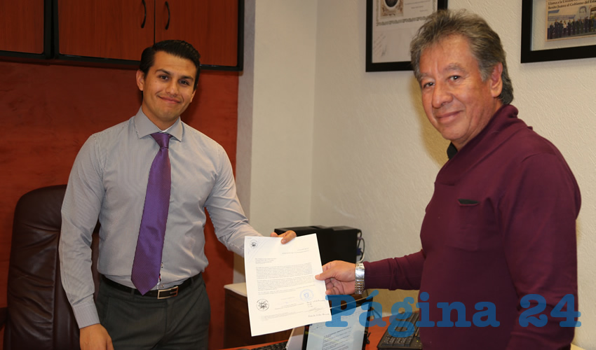 Roberto Aníbal Valdés Ahumada, contralor del Congreso del Estado, recibe de Eric Monroy Sánchez, del Sistema Estatal Anticorrupción, la denuncia del OVSGA (Foto: Eddylberto Luévano Santillán)
