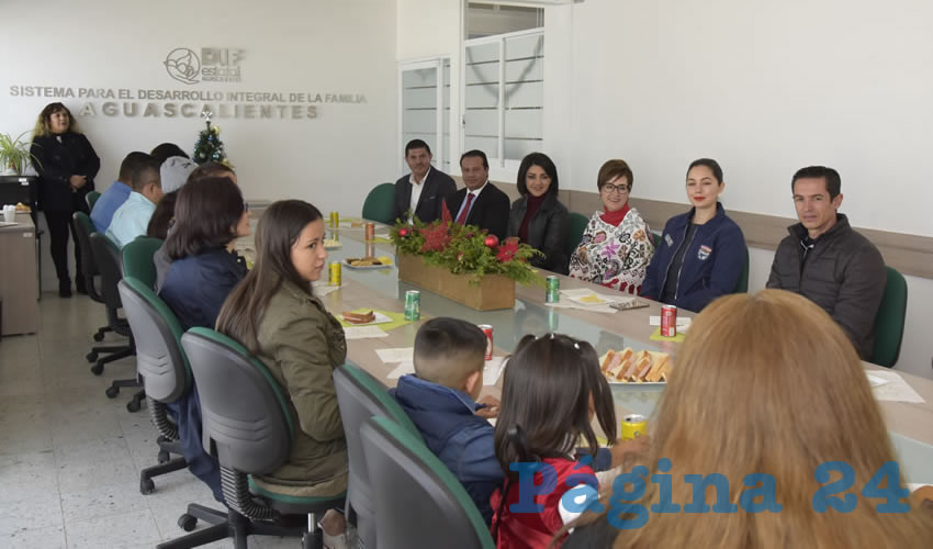 La presidenta del DIF Estatal, Yolanda Ramírez de Orozco, encabezó la entrega de cinco actas de custodia preadoptiva