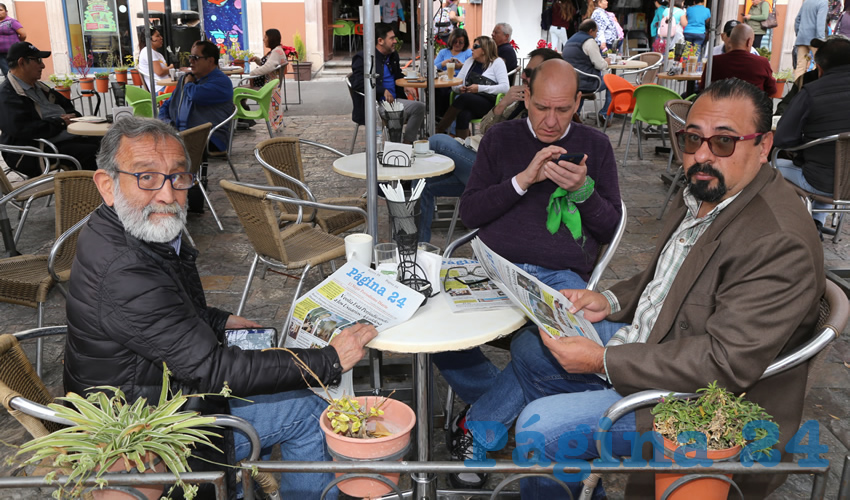 En Café Catedral departieron Enrique Rodríguez Varela, catedrático de la UAA; Ricardo Chávez Pérez y Marco García Robles