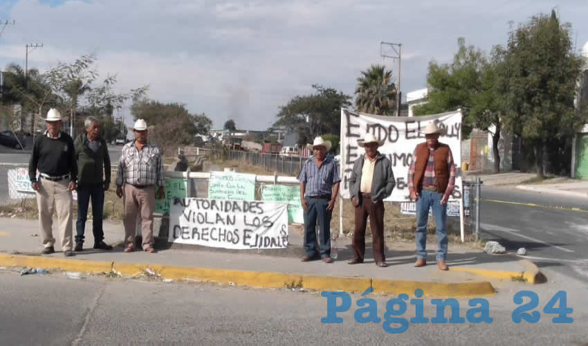 En el sitio permanecen los ejidatarios afectados, quienes colocaron mantas y cartulinas con mensajes para Pablo Lemus y Enrique Alfaro, como: “Autoridades violan los derechos ejidales” y “Exigimos a Zapopan cumpla con la suspensión de juzgado federal”