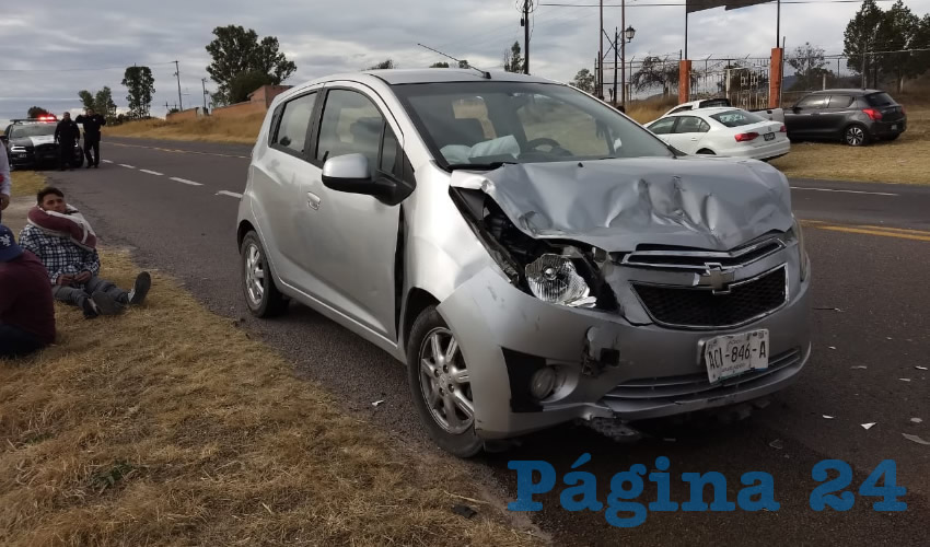 El carro Chevrolet Spark que tripulaban tres personas, mismas que se rehusaron a ser hospitalizadas