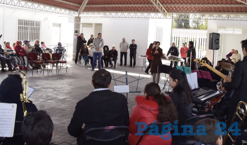 La presidenta del DIF Estatal, Yolanda Ramírez de Orozco, asistió a la Casa del Abuelo para convivir con los adultos mayores