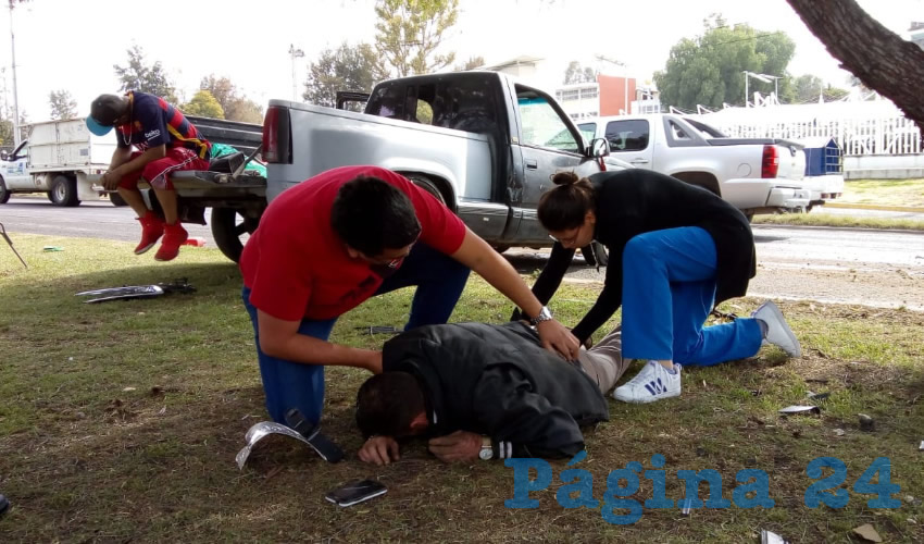 Juan Carlos Esparza Pedroza quedó tirado sobre el camellón tras las brutal colisión, mientras que el responsable, al fondo y sentado en la caja de la camioneta, esperaba a ser atendido por paramédicos