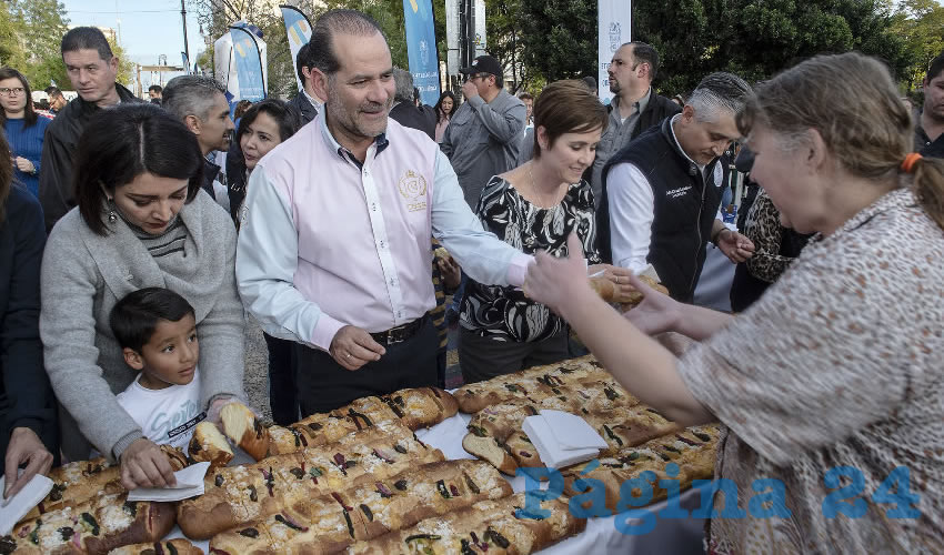 Según Protección Civil Estatal fueron casi ocho mil las que acudieron por su porción del tradicional pan y su leche (Foto: Eddylberto Luévano Santillán)