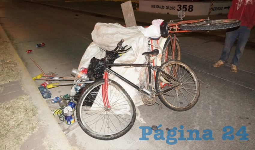 La pareja y su nieto recolectaban basura, utilizando un triciclo de carga y una bicicleta