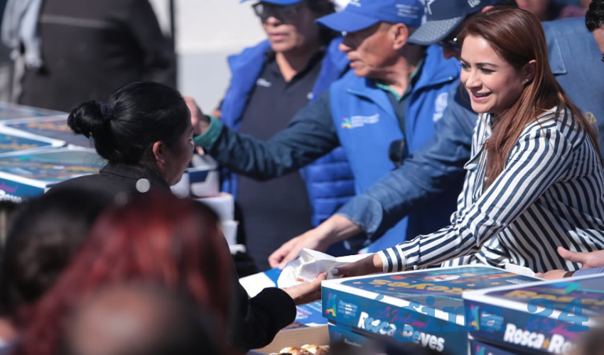 La alcaldesa de Aguascalientes, Tere Jiménez, convivió con vecinos de diferentes zonas de la Ciudad Capital donde compartió la Rosca de Reyes