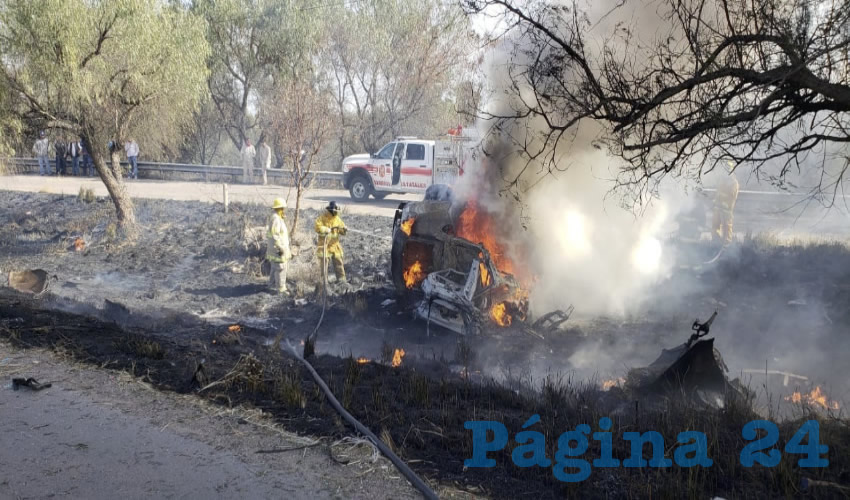 Bomberos estatales y de Jes&uacute;s Mar&iacute;a sofocan las llamas que envolv&iacute;an la camioneta