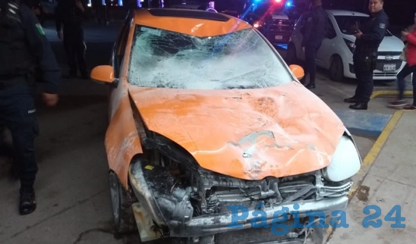 La moto que tripulaba la familia fue embestida por este auto Volkswagen Golf naranja, que conducía el hoy homicida Diego Acosta Faz