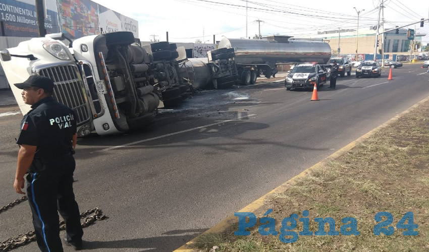 El peso de la carga le “ganó” al trailero, en el cruce de bulevar José María Chávez y avenida Siglo XXI