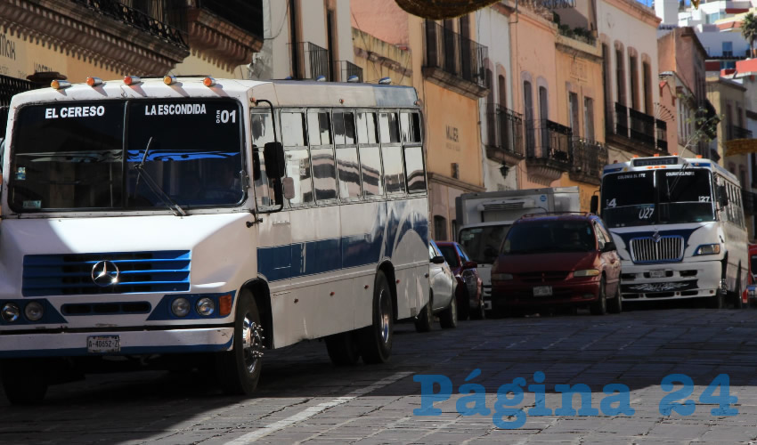 Por los precios desmedidos es que padecen en su economía, toda vez que el gasto en esto representa entre 60 y 70 por ciento de los ingresos que tienen, además de los pagos a choferes y reparaciones de las unidades, lamentan (Foto Merari Martínez)