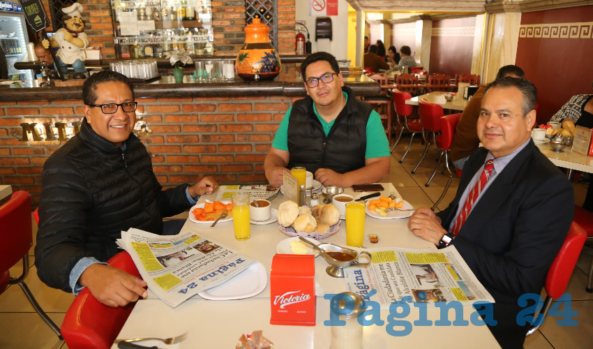 En el restaurante Mitla desayunaron Lino Román Quiroz, juez de Distrito; Víctor Cisneros Castillo, secretario de Tribunal Colegiado; y Alfonso Román Quiroz, magistrado de la Sala Administrativa