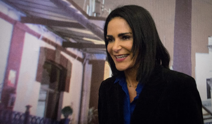 Ciudad de México.- La periodista Lydia Cacho, durante la ceremonia en la cual el Estado Mexicano le pidió una disculpa, por la violación de sus derechos humanos cuando fue arrestada tras la publicación de su libro