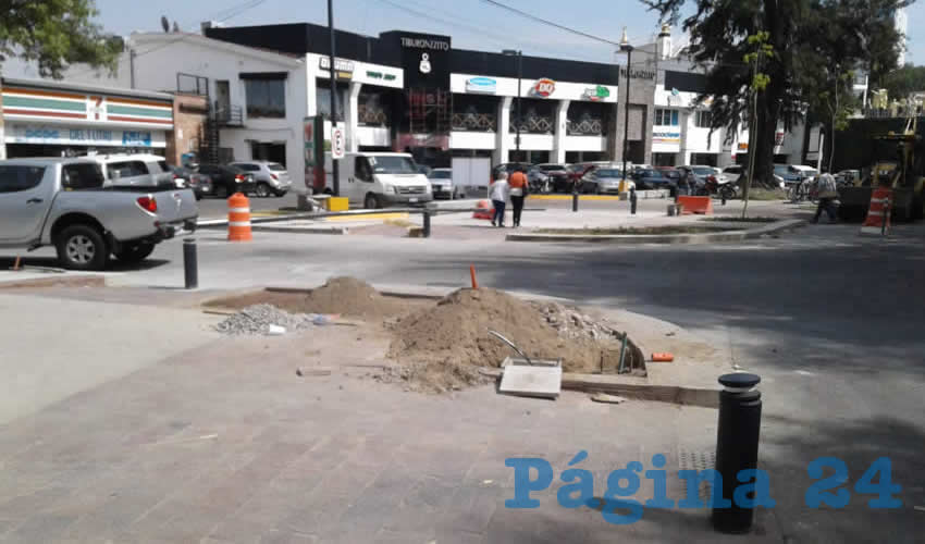 Los alcaldes de Guadalajara y Zapopan, junto a personal del gobierno estatal, inauguraron las obras de remodelación de la glorieta Chapalita y sus alrededores; con la inversión de 9 millones de pesos, según se presumió, se instalaron “dos puntos limpios, 44 bolardos, 15 luminarias, 6 bancas y 27 árboles/Foto: Archivo Página 24