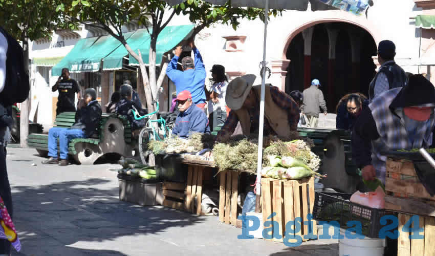 Desde el martes fueron desalojados del lugar para iniciar con los trabajos, aunque desde hace un par de meses, personal del ayuntamiento capitalino les notificó de estas obras y del reacomodo que harían desde el área de Plazas y Mercados (Foto Merari Martínez)