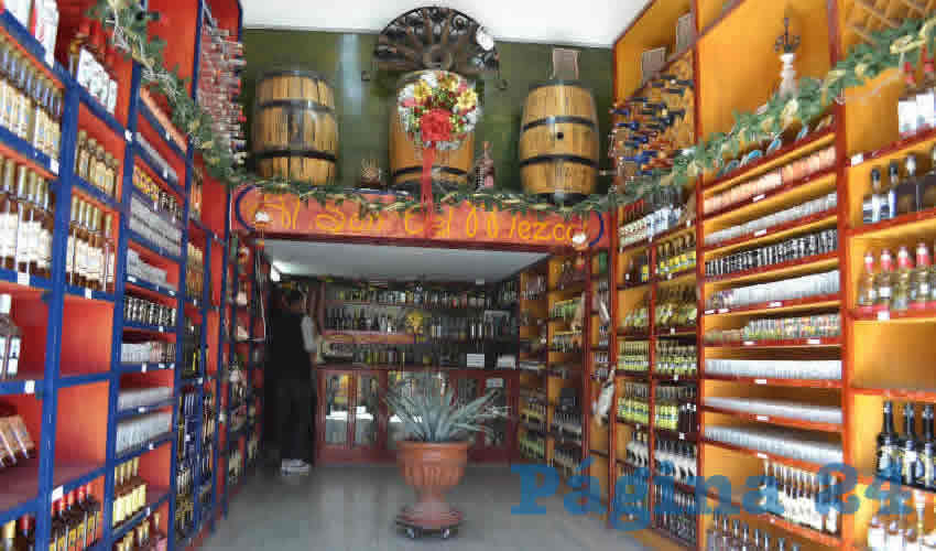 Yadira Vázquez Lara, comerciante de diferentes variedades de mezcales y tequilas de marcas zacatecanas, aseguró que durante esta temporada decembrinas bajó hasta 20 por ciento la venta de estas bebidas espirituosas, pese a que durante estas fechas, la gente acostumbra a adquirirlas, sobre todo para recibir el año nuevo (Foto Merari Martínez)