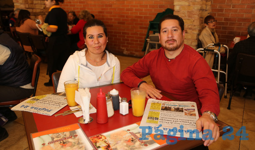 En el restaurante Mitla compartieron el primer alimento de la mañana José Franco Toscano, coordinador de Protección Civil Municipal; y Juan Refugio Sánchez Moreno, comandante de Bomberos