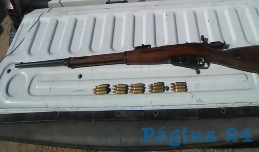 El arma con 15 cartuchos útiles, que los sujetos llevaban en una camioneta