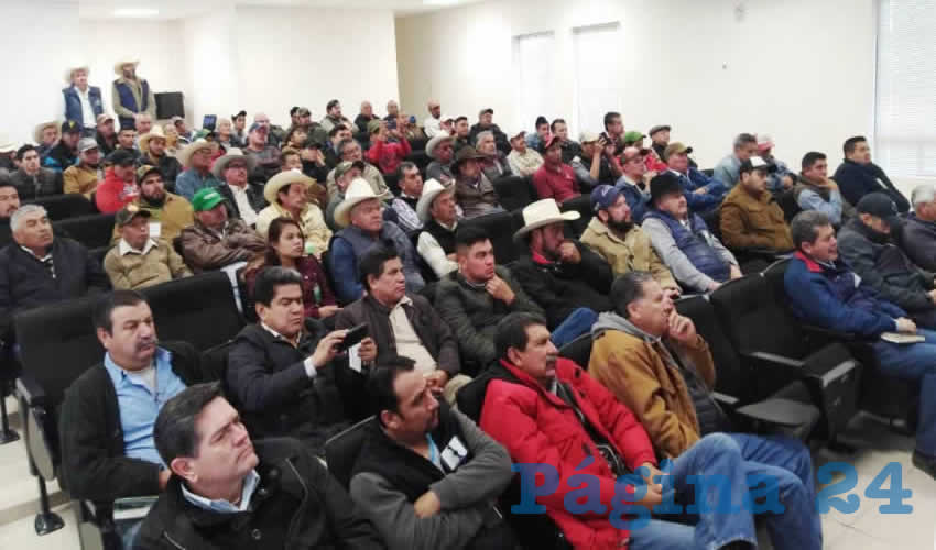 Productores de maíz en Aguascalientes en la conferencia de Ernesto Cruz González