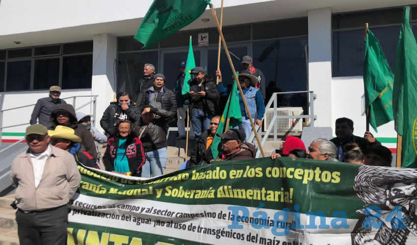 Efraín Arteaga Domínguez, líder de Exbraceros en Lucha, acompañado por un grupo de militantes de esta organización se manifestaron en las instalaciones de la Secretaría del Bienestar, antes Secretaría de Desarrollo Social (Sedesol) (Foto Rocío Castro Alvarado)