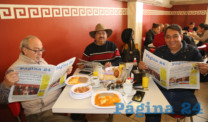 En el restaurante Mitla compartieron el primer alimento del día David Hernández Vallín, Fernando Alférez Barbosa, secretario de organización de Morena; y Francisco Casillas Medina