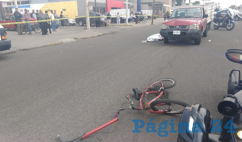 El cadáver de J. Isabel Macías López quedó junto a la camioneta y a escasos metros quedó la bicicleta que el hoy occiso llevaba consigo