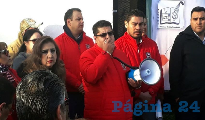 Miembros del Sindicato Único de Trabajadores al Servicio del Estado, Municipios y Organismos Paraestatales (SUTSEMOP) tomaron las instalaciones del Issstezac para exigir el pago de la segunda mitad del aguinaldo, además reclaman pagos a pensionados y jubilados que todavía les adeudan (foto: cortesía)
