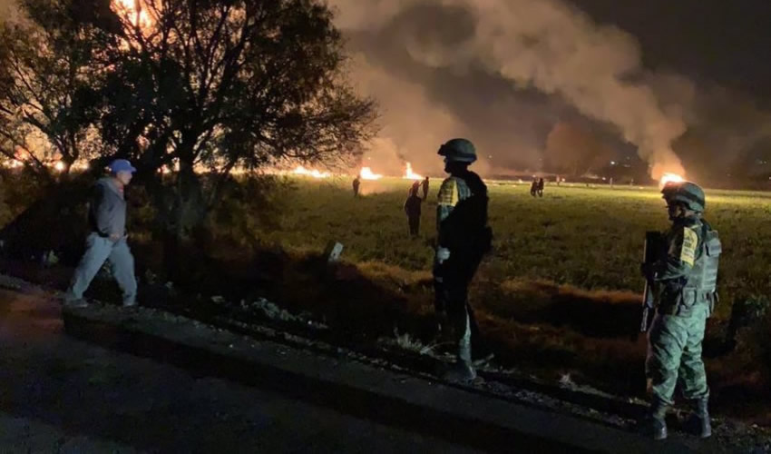 Tlahuelilpan, Hidalgo.- A pesar de la presencia militar, la multitud logró introducir vehículos en los que cargaban los bidones de combustible (Fotos: Especial)