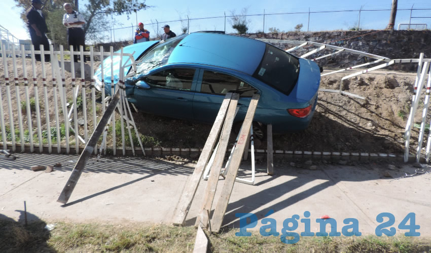 El autom&oacute;vil destroz&oacute; la barda perimetral y qued&oacute;, de manera endeble, sobre un terreno a desnivel