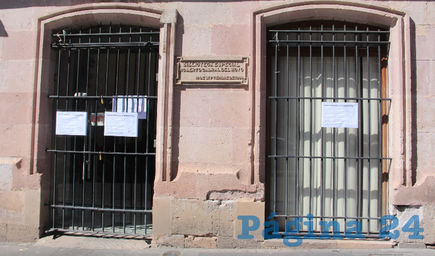 Rodolfo García Zamora comentó que las hipótesis del cierre de la biblioteca, es que el Ayuntamiento de Zacatecas, pretende convertir el espacio en un centro comercial y otra más es que se quiere poner una oficina de la policía turística (Foto Rocío Castro Alvarado)