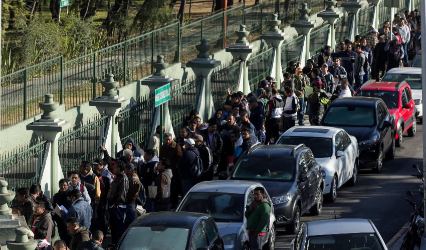 Ciudad de México.- Cientos de personas continúan acudiendo al módulo de atención en el Campo Militar no. 1 para ser contratados como conductores de pipas de hidrocarburos (Foto: Galo Cañas/Cuartoscuro)
