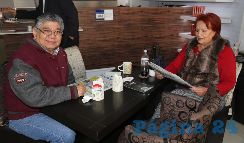 En Café San Marcos departieron Pedro Torres Rodríguez y Lupita Verdugo Sarabia