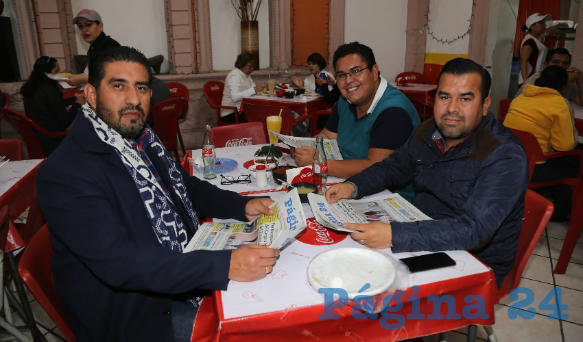 En gorditas La Merced compartieron el primer alimento del día Rafael de Lira Muñoz, Luis Andrade Zamora y Edgar Herrera Huer