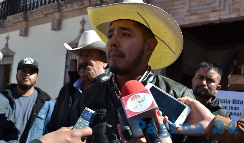 Francisco Martínez Gutiérrez, delegado de la comunidad de El Bordo, alzó la voz por los campesinos que conforman esta organización en ocho comunidades, donde solicitan apoyo al campo, a la vivienda, así como a los jóvenes jornaleros a quienes se les prometió trasladarlos a Canadá y la unión americana a laborar en el campo (Foto Merari Martínez)