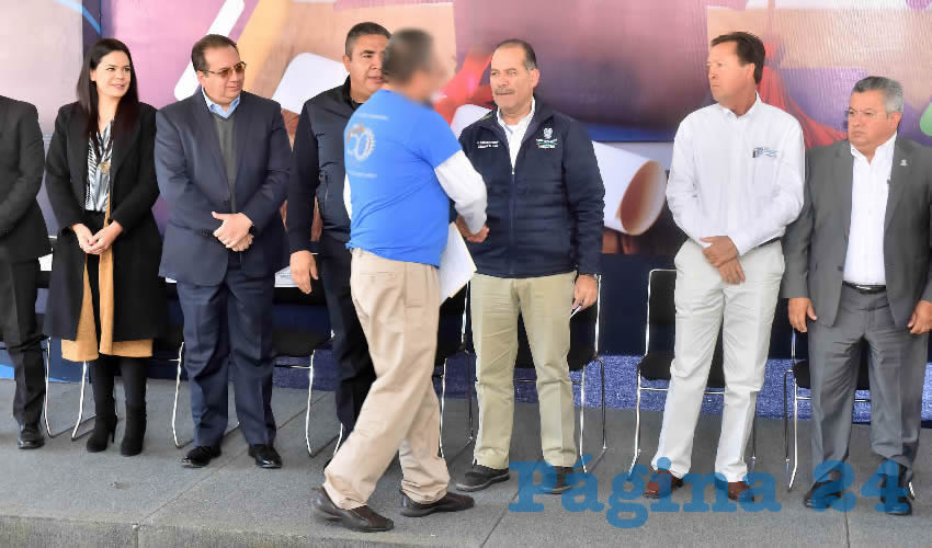 El gobernador Mart&iacute;n Orozco Sandoval entreg&oacute; becas acad&eacute;micas de educaci&oacute;n superior a 12 personas privadas de su libertad