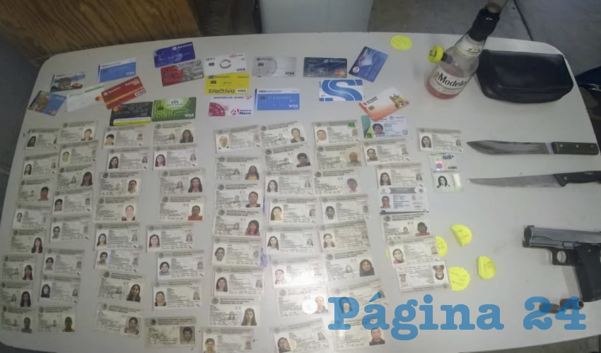 Las identificaciones, tarjetas bancarias, cuchillos y una pistola de plástico que portaban los sujetos