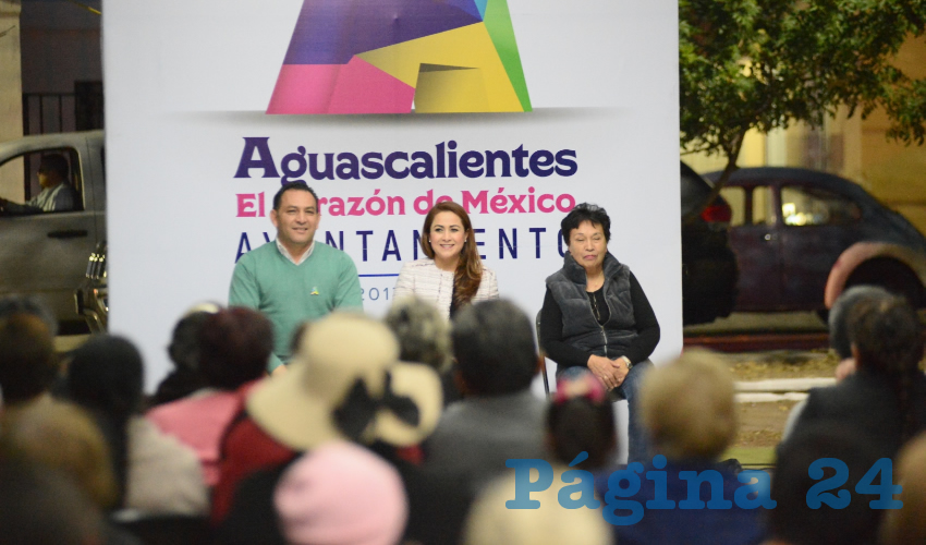 La alcaldesa de Aguascalientes, Tere Jiménez, visitó a los vecinos del Fraccionamiento Colinas del Río con motivo de la supervisión de la obra