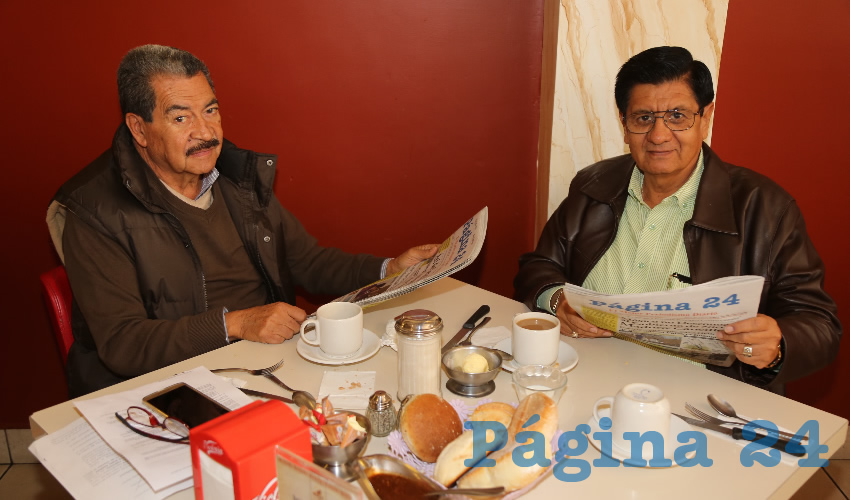 En el restaurante Mitla compartieron el primer alimento del día Jorge Valdés Macías, abogado; y José Manuel González Cortés, secretario general del Sindicato de Jubilados del Gobierno Federal