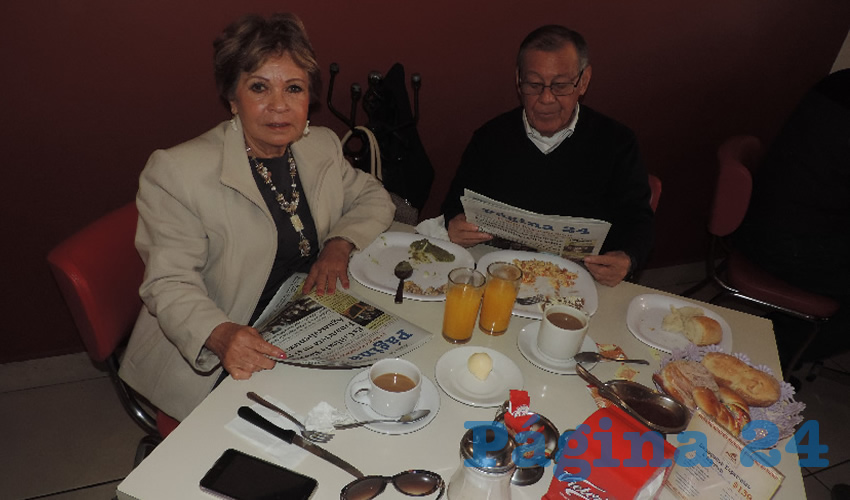 Lilia Garrido y José Luis Arreola, probaron su primer alimento del día en el restaurante Mitla.