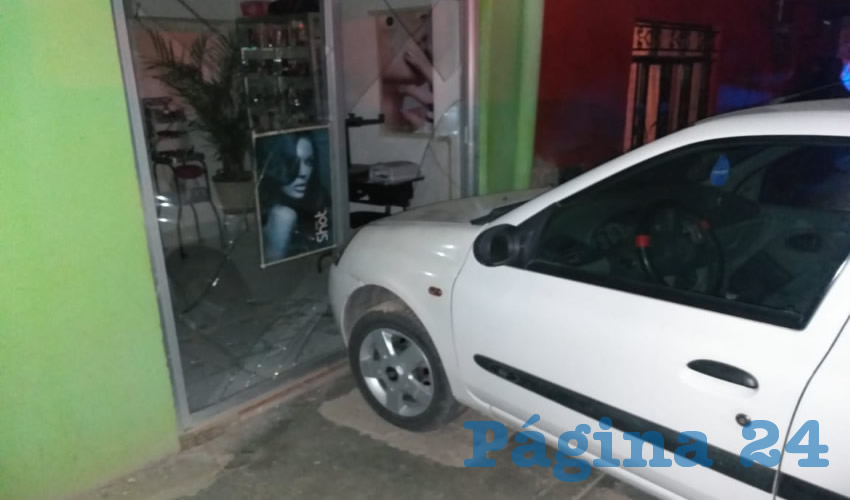 El ebrio estampó contra tres vehículos estacionados, uno de los cuales se estrelló contra una estética