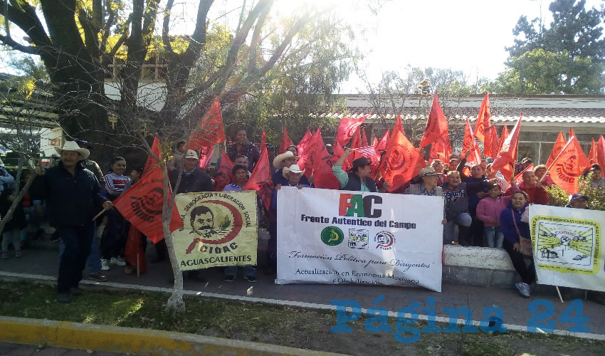 Cecilio Avila y centenares de campesinos llegaron a la Secretar&iacute;a del Bienestar para exigir que se les tome en cuenta en los programas de apoyo al campo